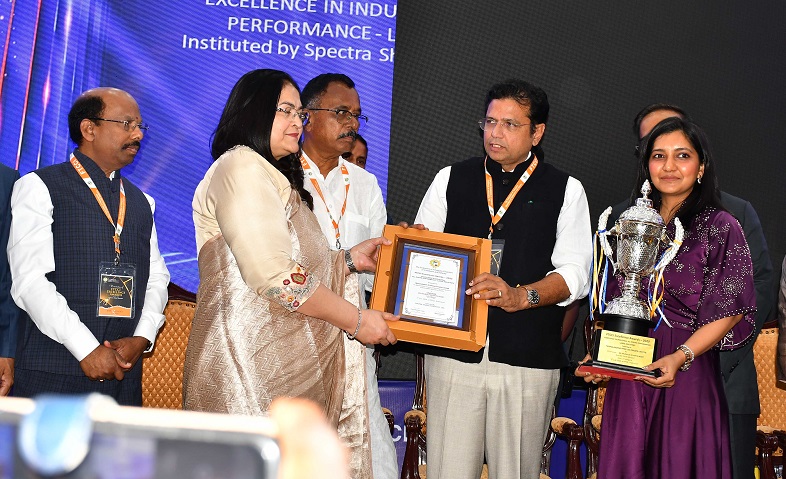 REPRESENTATIVES OF MAHALAKSHMI PROFILES SEEN RECEIVING THE FTCCI EXCELLENCE AWARD FFROM D SRIDHARBABU