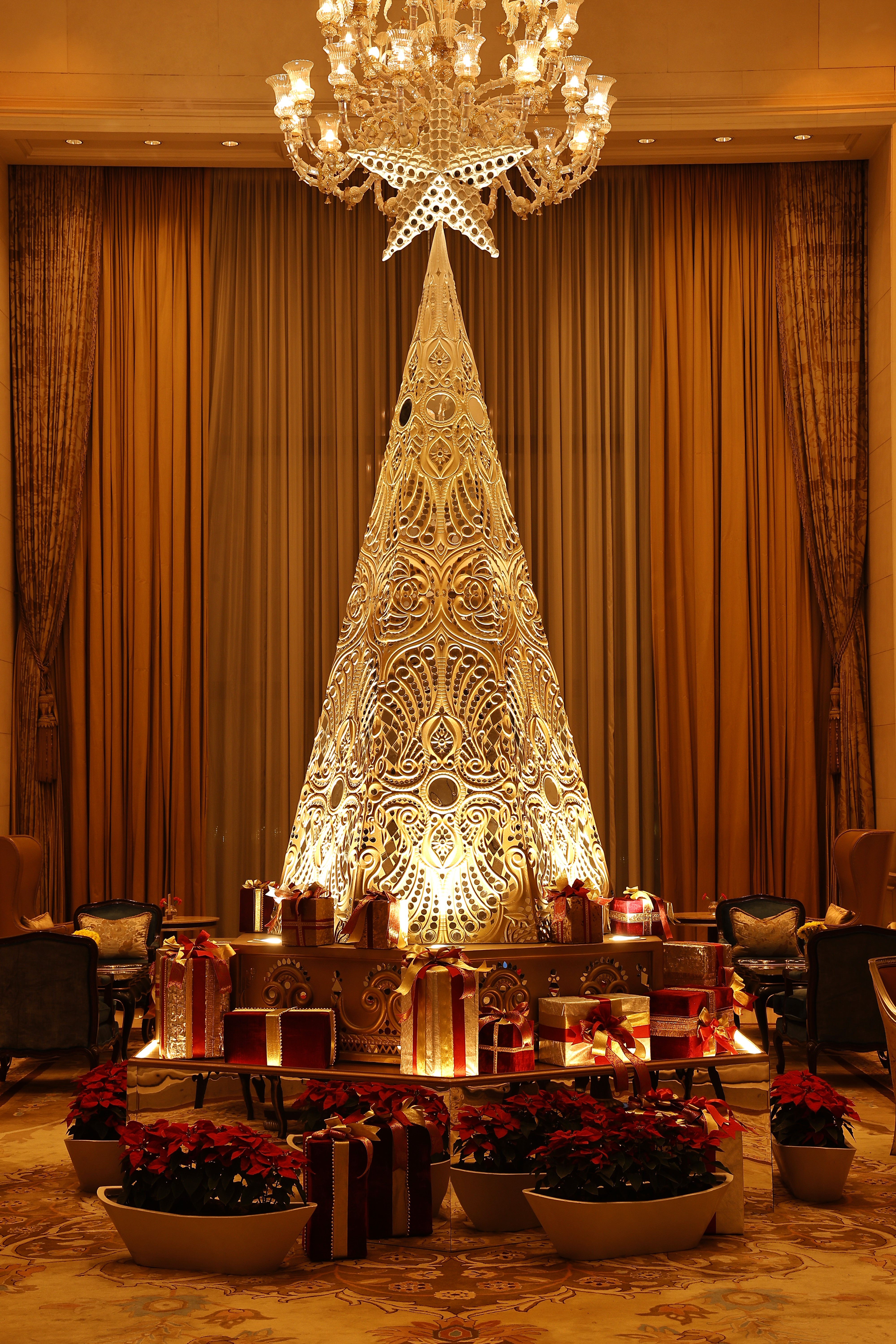 1. Mirrors of Hope Lippan Art Christmas Tree_The Leela Palace New Delhi