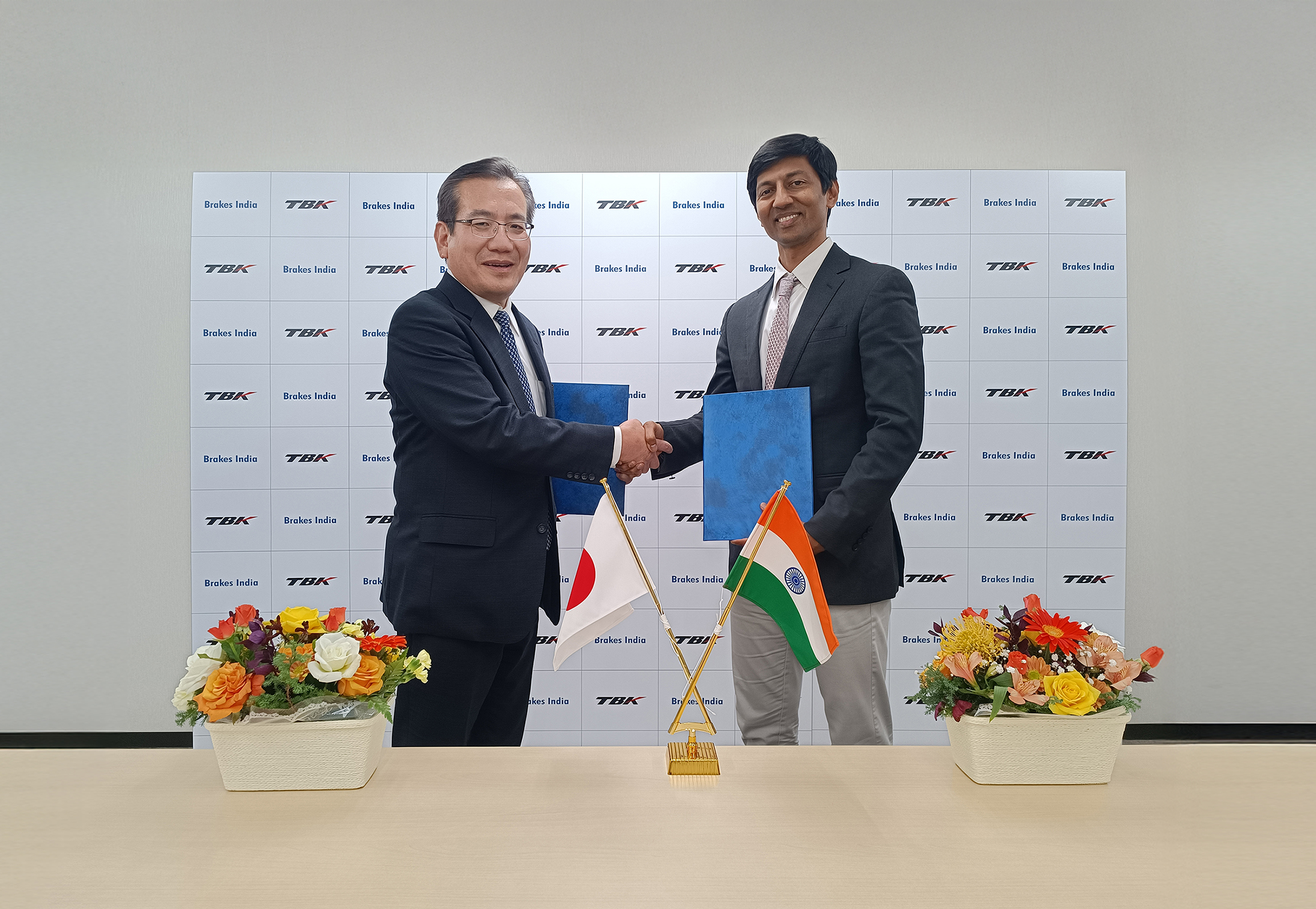 (L) Mr Kaoru Ogata, President & CEO - TBK with (R) Mr Sriram Viji, MD - Brakes India